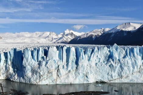 Vista reciente del frente del glaciar Perito Moreno, bajo dominio público (Pixabay/CC0). Refleja la masa de hielo en cambio, evocando visualmente el retroceso acelerado denunciado en recientes estudios.