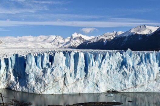 Vista reciente del frente del glaciar Perito Moreno, bajo dominio público (Pixabay/CC0). Refleja la masa de hielo en cambio, evocando visualmente el retroceso acelerado denunciado en recientes estudios.